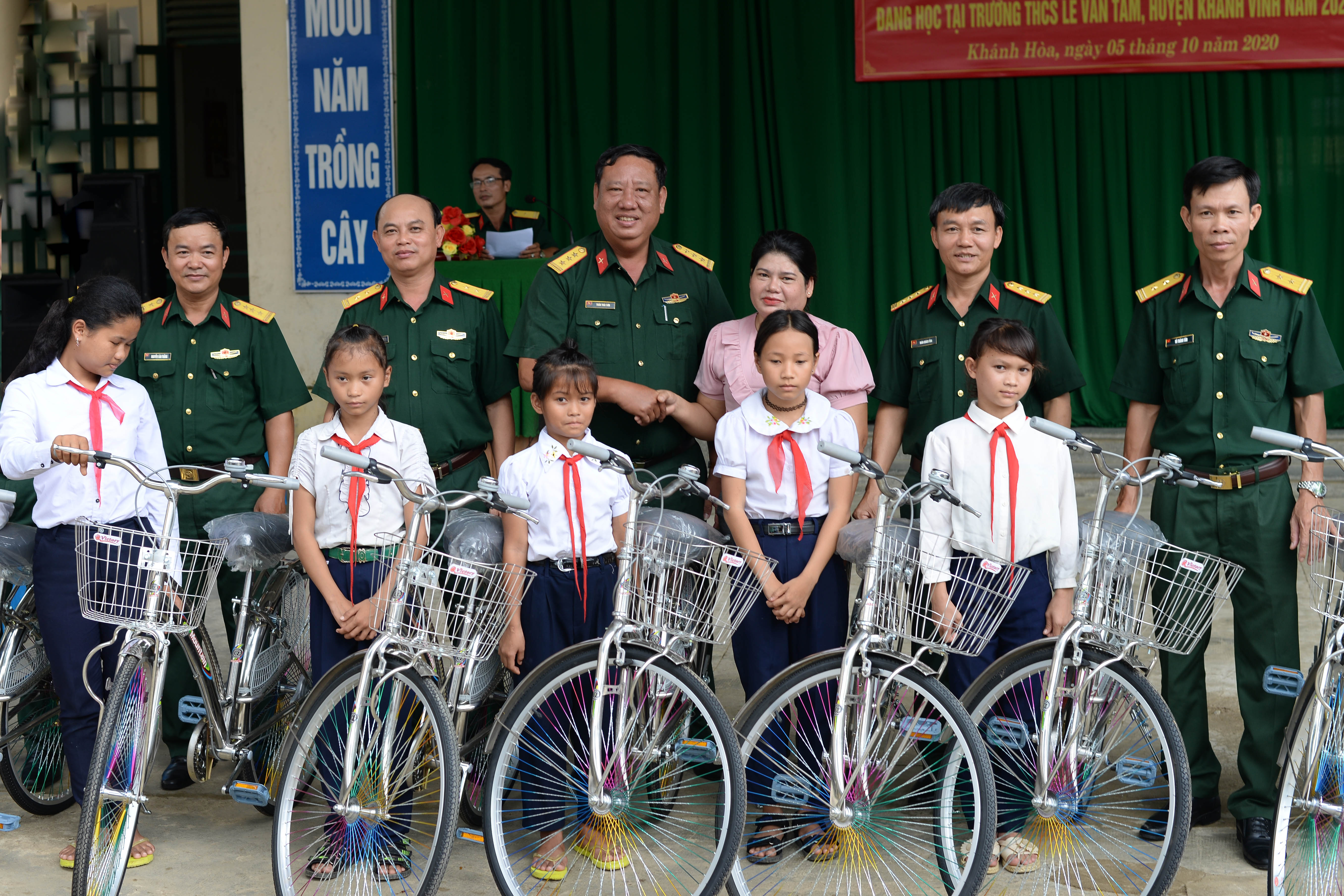 Khánh Hòa: Trao tặng 20 chiếc xe đạp cho học sinh nghèo vượt khó